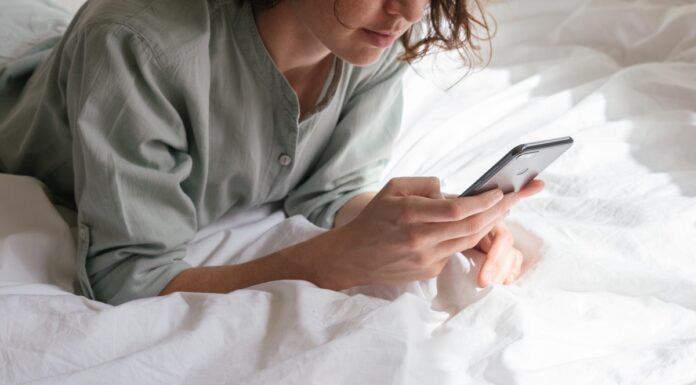 Czym jest FOMO i w jaki sposób utrudnia Ci życie?